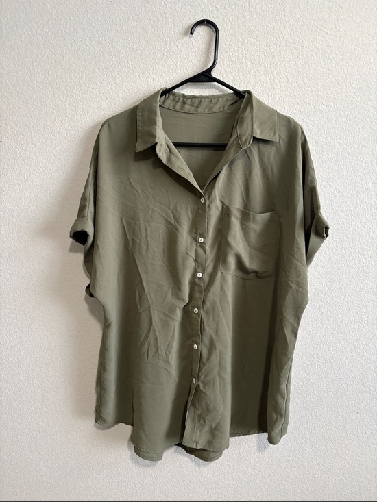 Tops - Casual Short Sleeve Button-Down Shirt in Olive Green